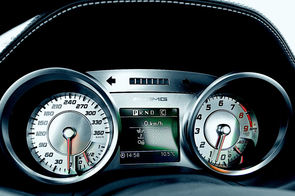 Mercedes SLS wczoraj i dziś: dwa wcielenia skrzydlaka, to lepsze niż latanie