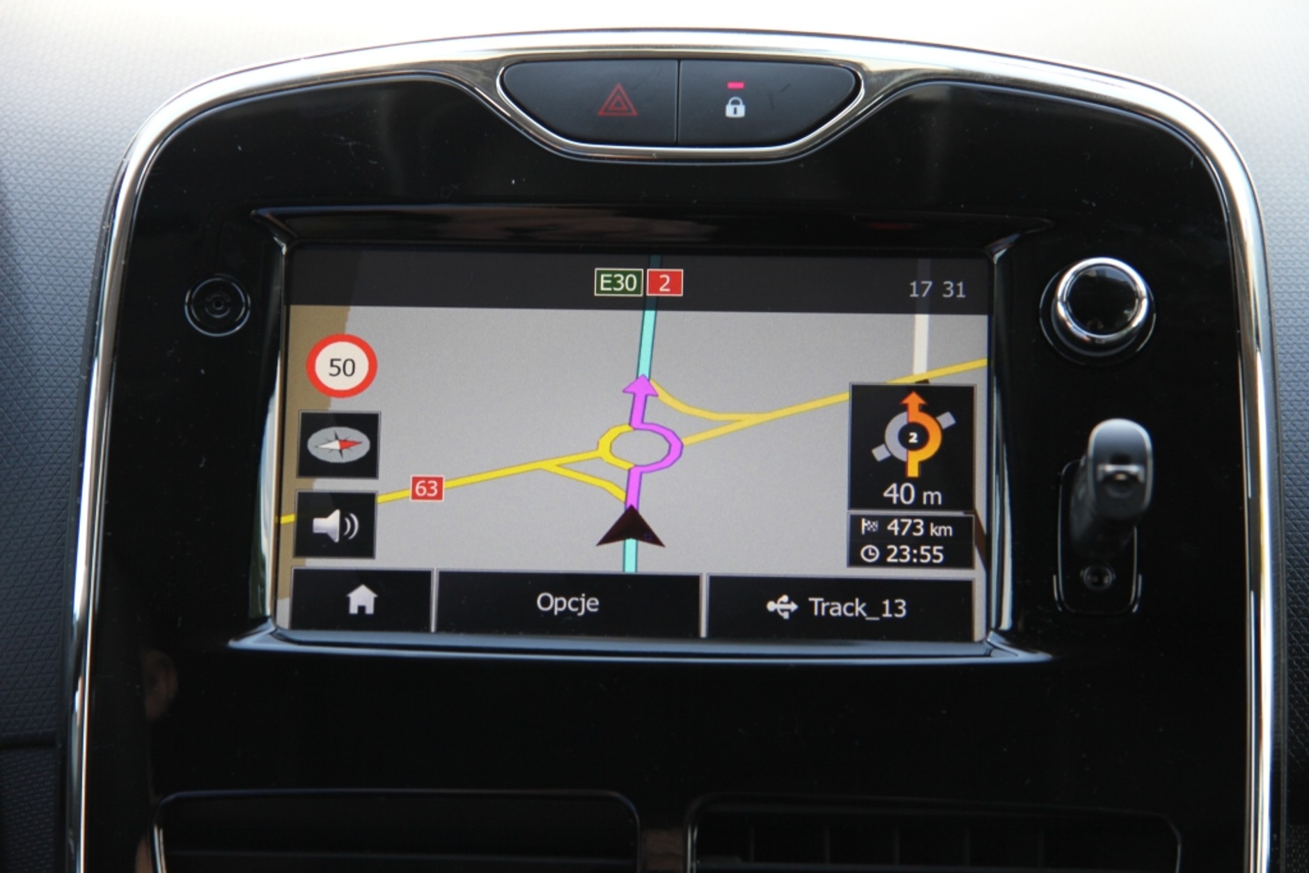 Renault. System Media Nav i oprogramowanie iGO. Przyjemne w obsłudze, imponujące pod względem konfiguracji. Niemniej mapy pozostawiają do życzenia.