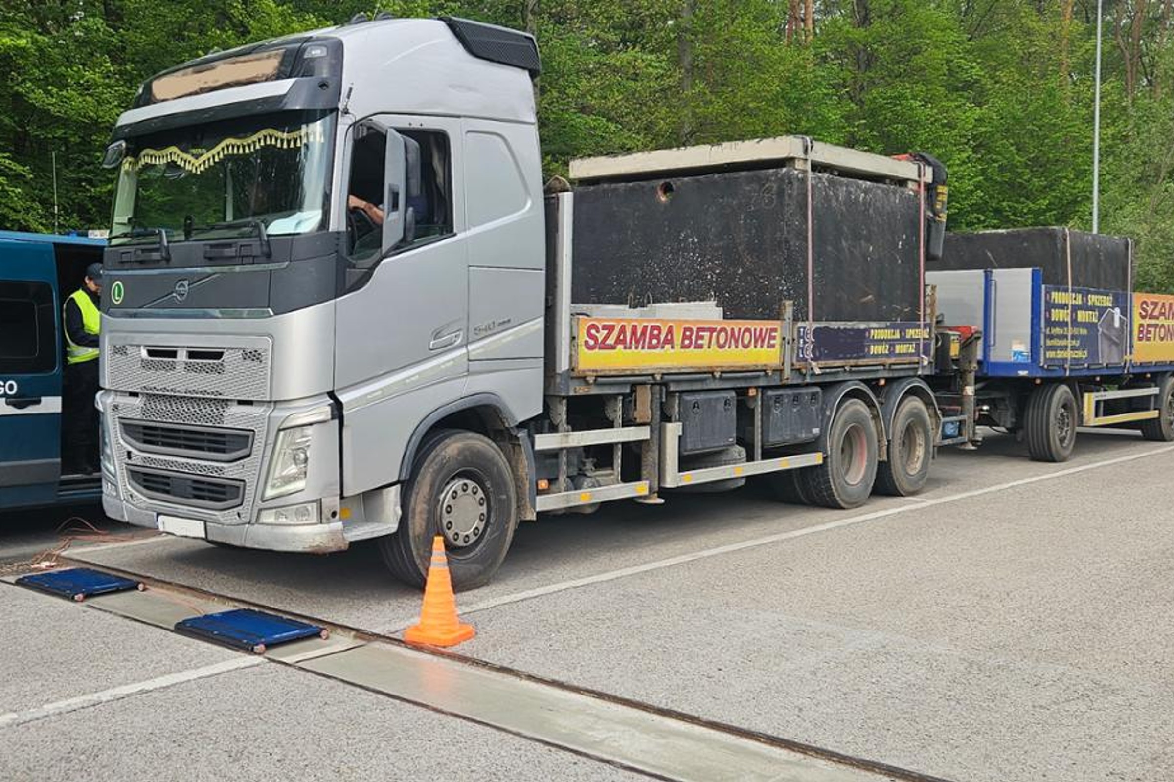 Inspektorzy ITD znowu się nie mylili. Betonowe zbiorniki trafiły na wagę