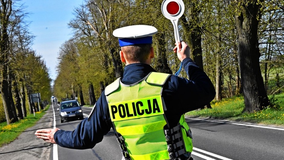 Obraz pochodzący z serwisu https://lubuska.policja.gov.pl/go/serwis-informacyjny/aktualnosci/50576,Brak-tolerancji-dla-nadmiernej-predkosci-W-dlugi-weekend-przede-wszystkim-BEZPIE.html