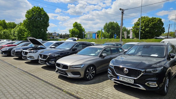 Podejrzane oferty sprzedaży samochodów. Te rzeczy powinno mieć każde ogłoszenie, inaczej czerwona lampka