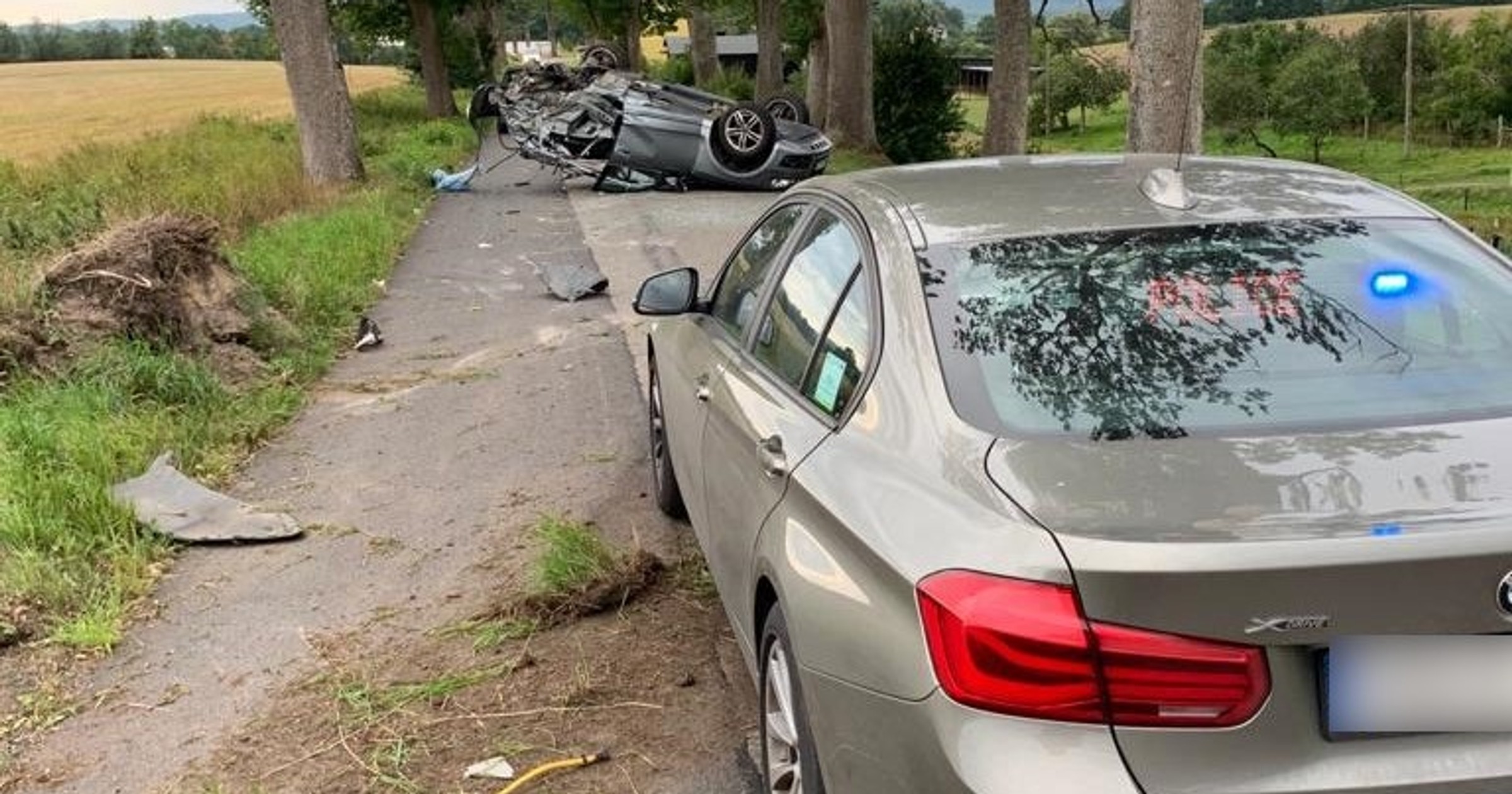 Policyjny pościg. Audi rozbite o drzewo
