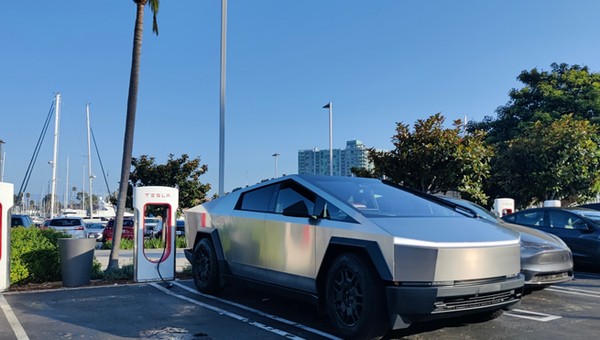 Tesla Cybertruck na wojskowym poligonie. Nietypowe zastosowanie elektrycznego pick-upa