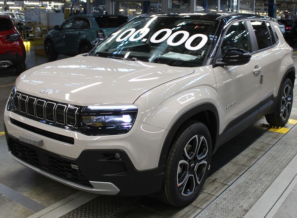 W Tychach wyprodukowano już 100 tys. nowych Jeepów. Avenger to hit