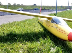 Przy węźle na autostradzie A1 wylądował szybowiec
