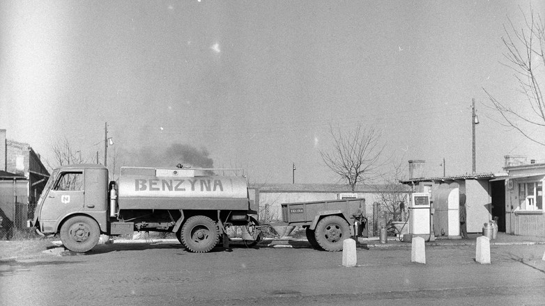 Stacja paliw w Łowiczu, 1972 r.