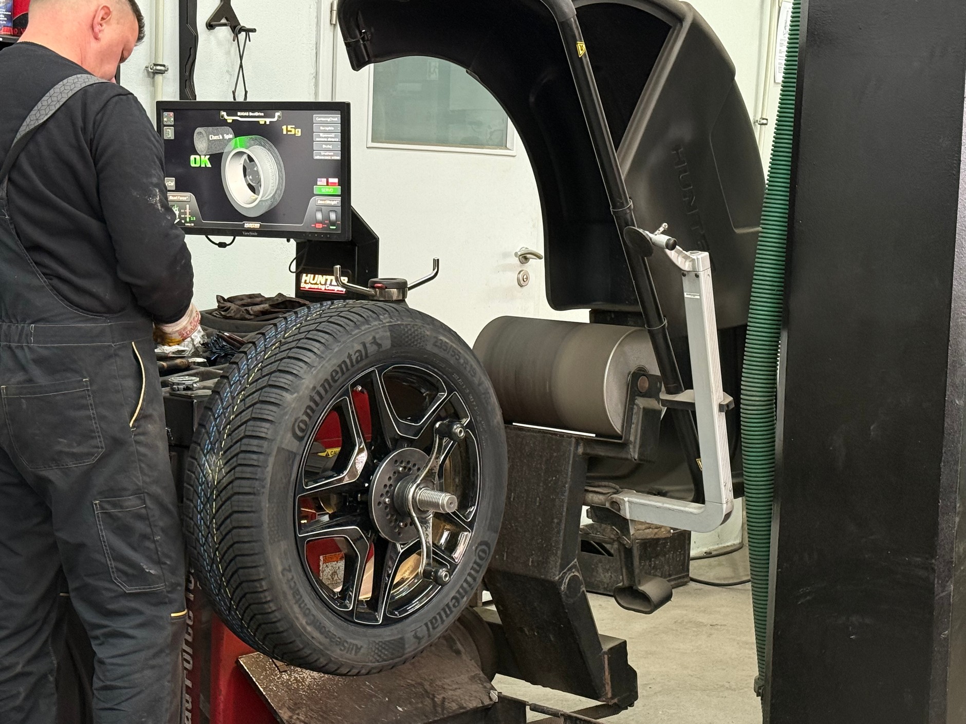 Bardzo dobre efekty w kontekście jakości wyważenia kół dają wyważarki z testem drogowym (dodatkową rolką, która imituje obciążenie koła przez samochód). Z reguły wyważanie na takiej wyważarce wymaga jednak dopłaty