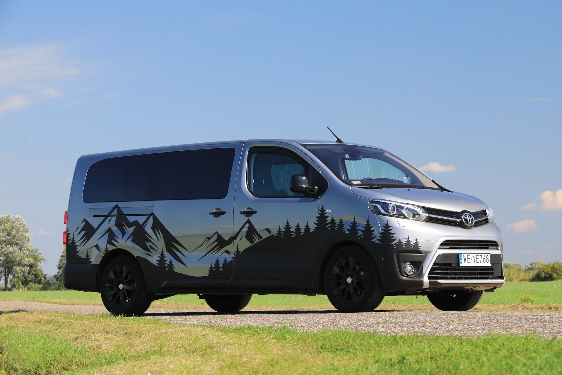 Toyota Proace Verso wyposażona we zestaw kamperowy firmy Escape vans