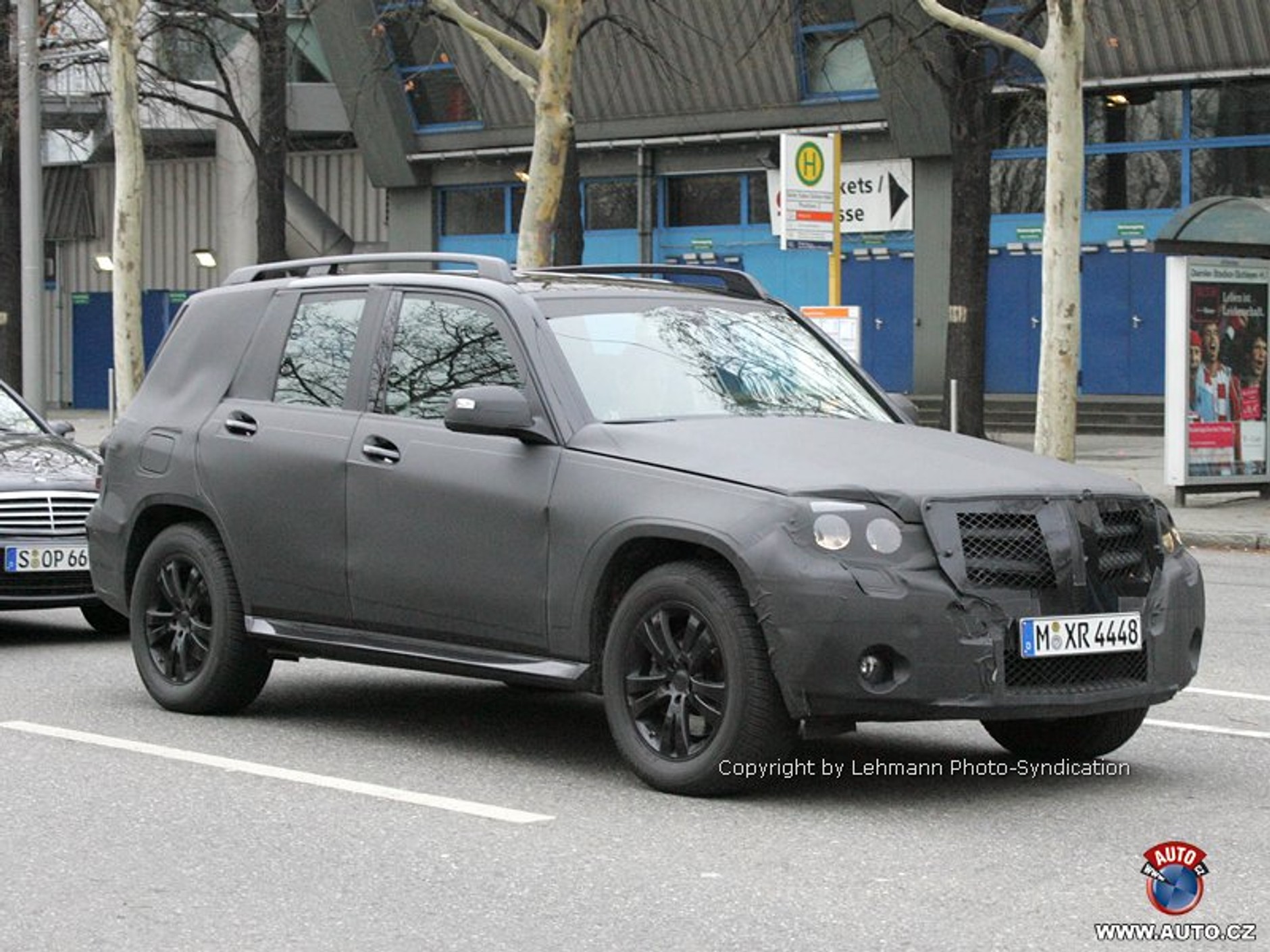 Zdjęcia szpiegowskie: Mercedes-Benz przygotowuje seryjne GL 420 CDI Bluetec i małe GLK.