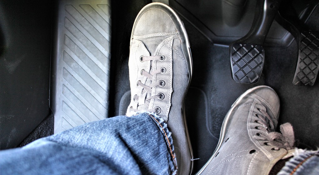 Nawyk związany z naciskaniem sprzęgła może uszkodzić auto