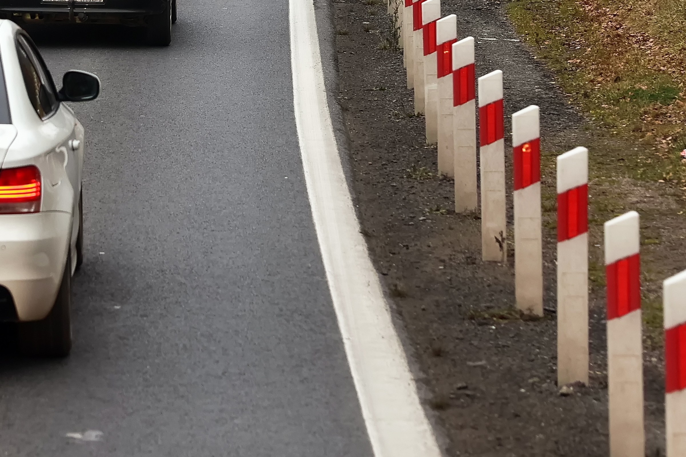 Biało-czerwone słupki przy drogach. Nie każdy wie, do czego służą