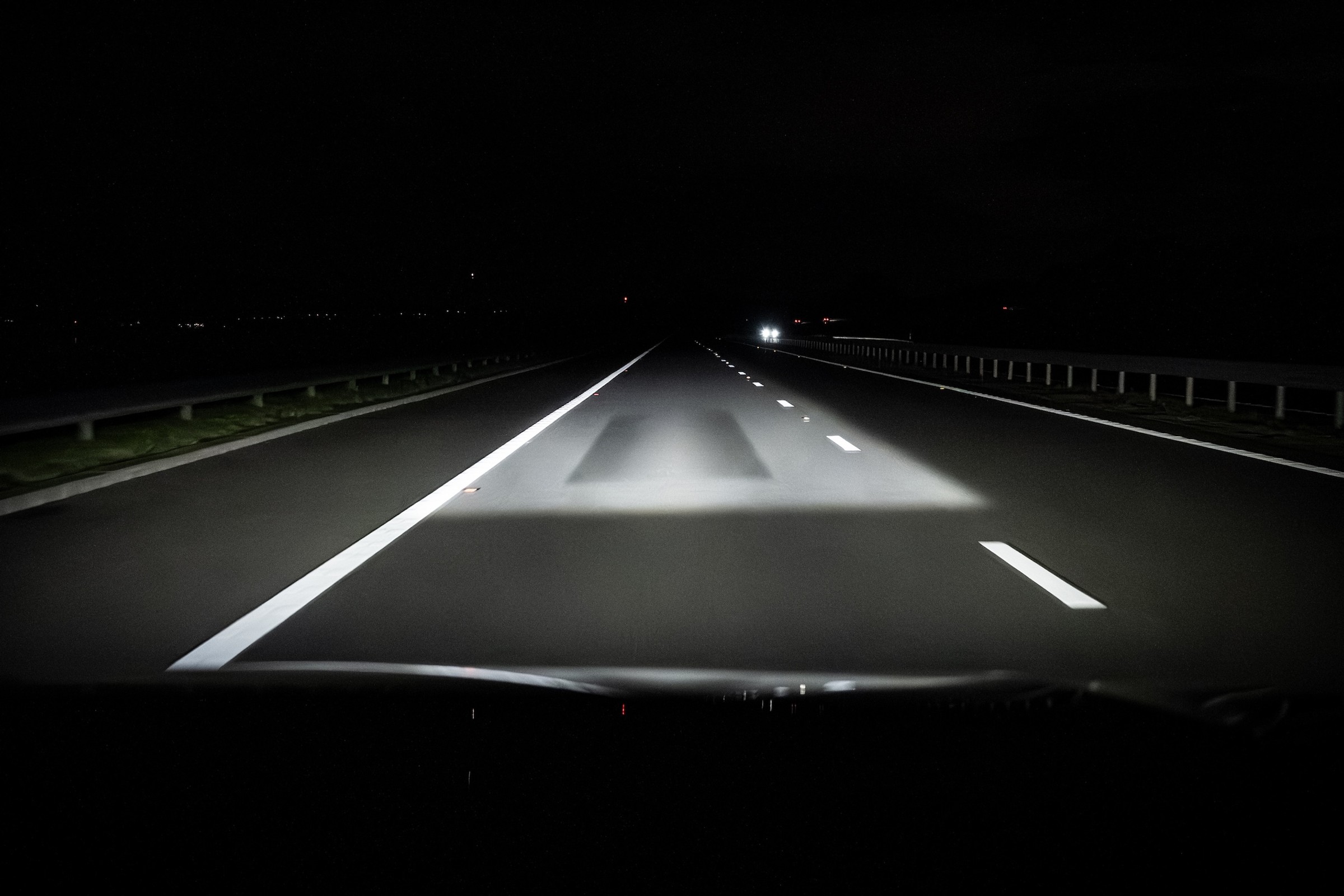 Cyfrowe światła Matrix LED są imponujące. Nie tylko "wycinają" inne samochody