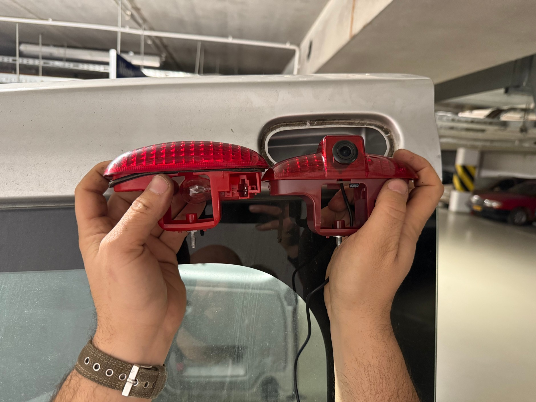 Powinno pasować na zasadzie plug&play. Ten pomysł wykorzystywany jest w zestawach do wielu różnych modeli aut