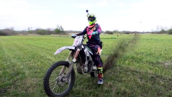 Motocrossowy mistrz Polski zniszczył pole i stracił licencję