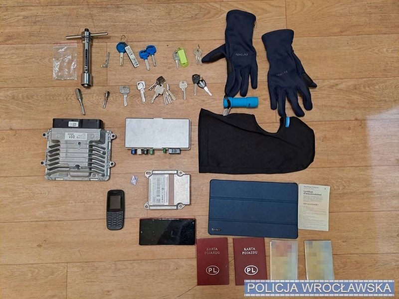 Policjanci odzyskali skradzione we Wrocławiu Volvo XC90 i Mercedesa GLE