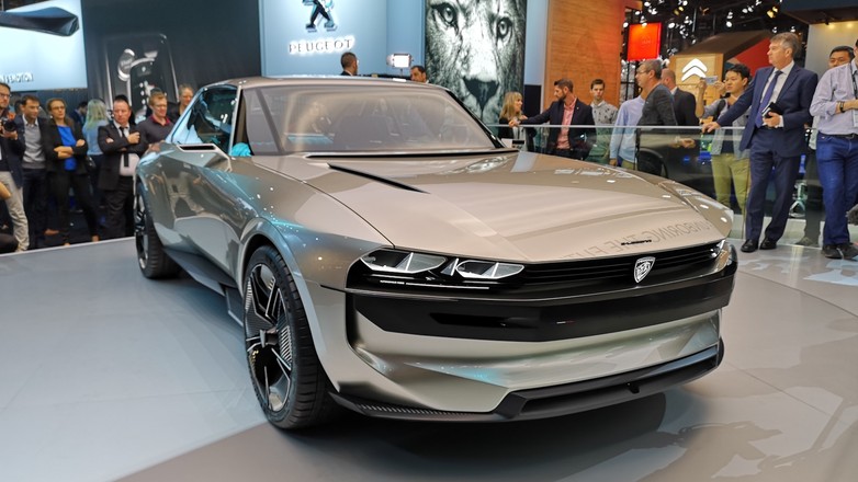 Peugeot na salonie samochodowym w Paryżu
