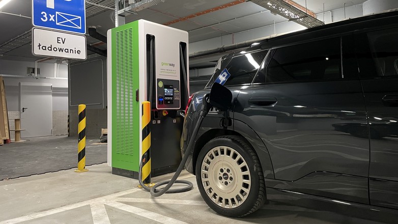 Ładowanie samochodu elektrycznego (szybka ładowarka)