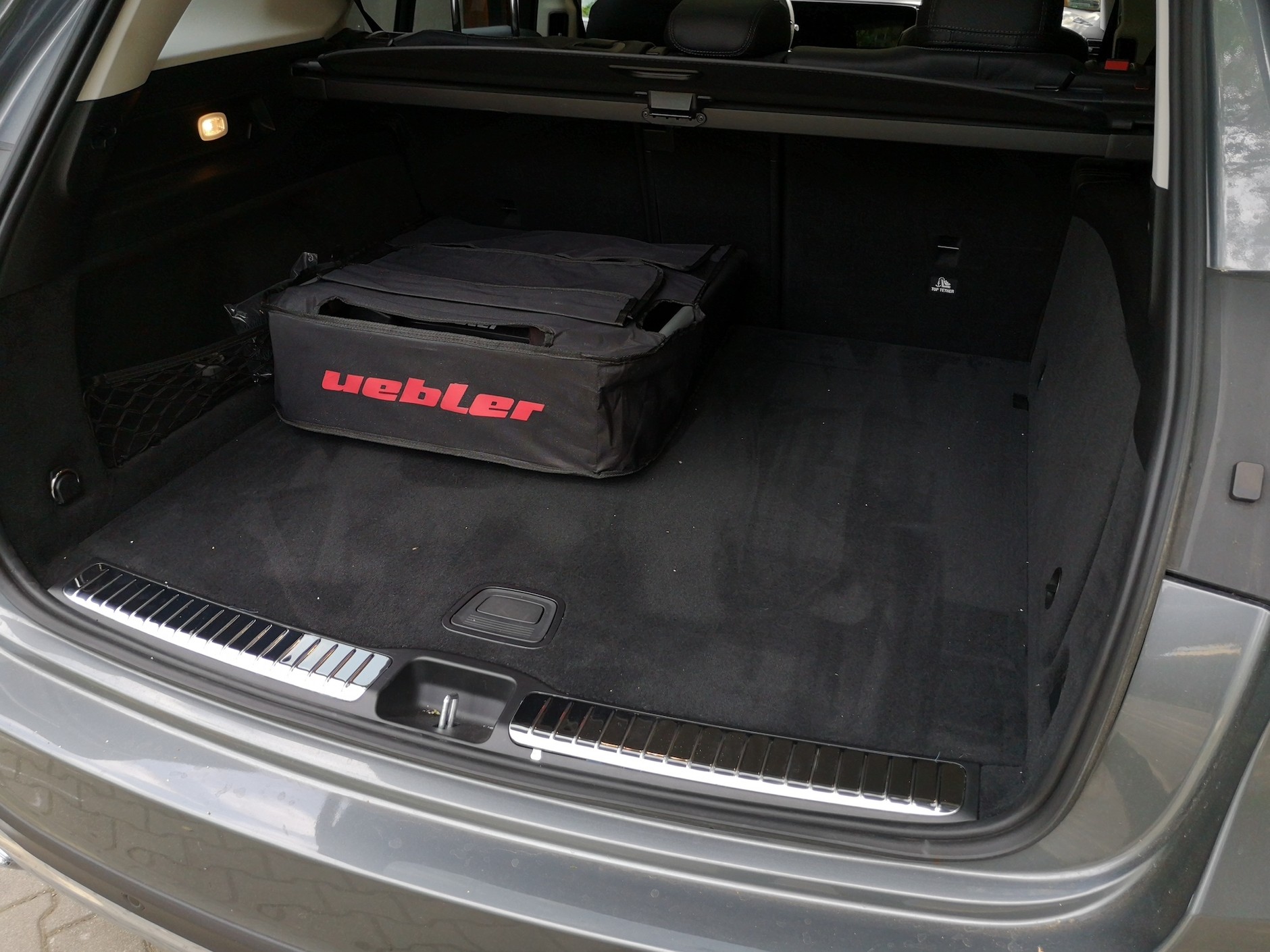 Bagażnik Uebler i21: dostępny jest opcjonalny pokrowiec przydatny do wożenia platformy w aucie lub przechowywania jej w domu. Pokrowiec chroni sam bagażnik , ale też zewnętrzne przedmioty przed pobrudzeniem