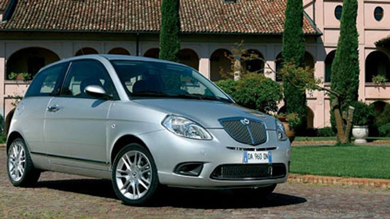 Lancia uczci w Paryżu stulecie marki nowym modelem Ypsilon