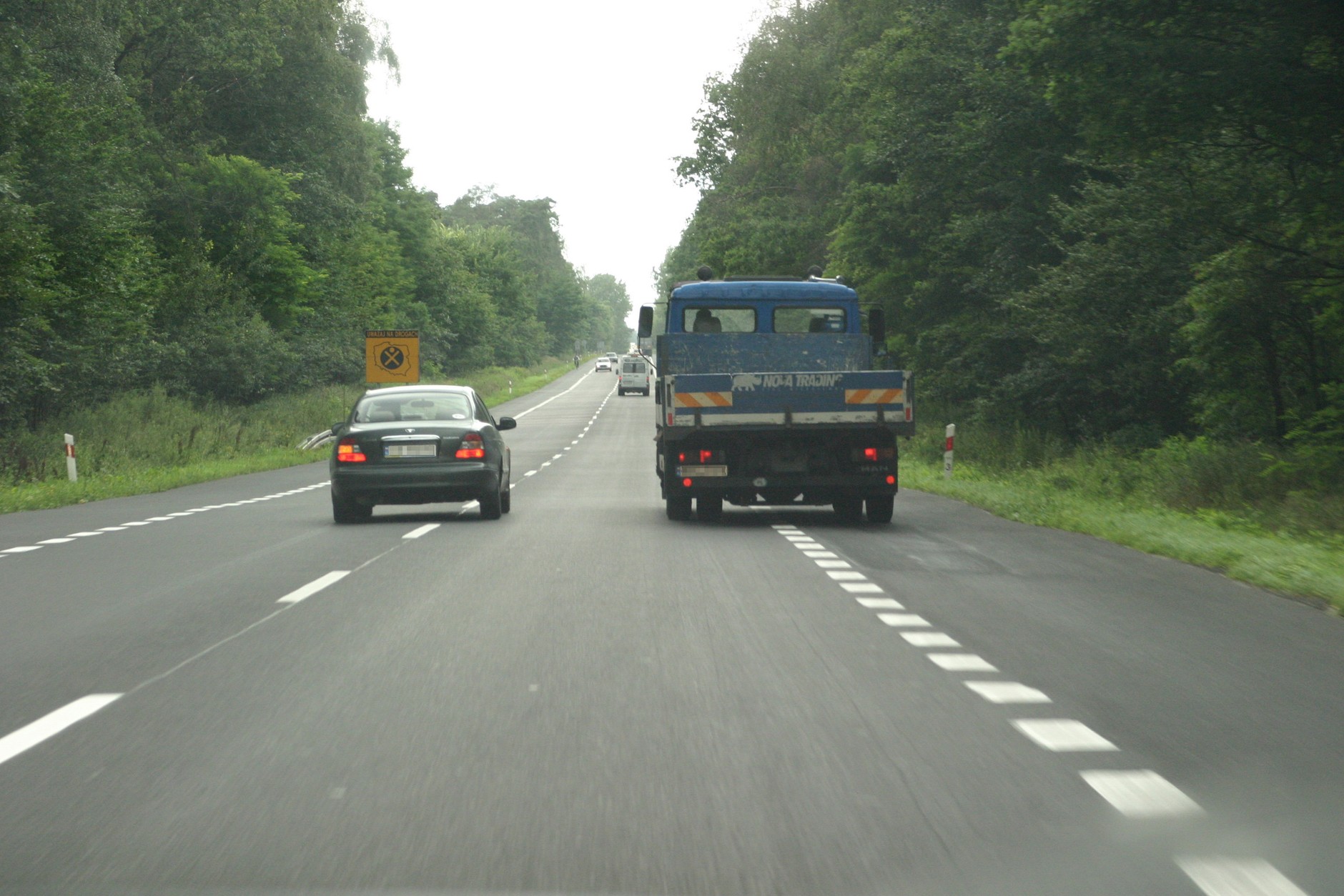 Choć manewr wyprzedzania trzeba wykonać szybko, to trzeba pamiętać, ze nie wolno przekraczać dozwolonej prędkości