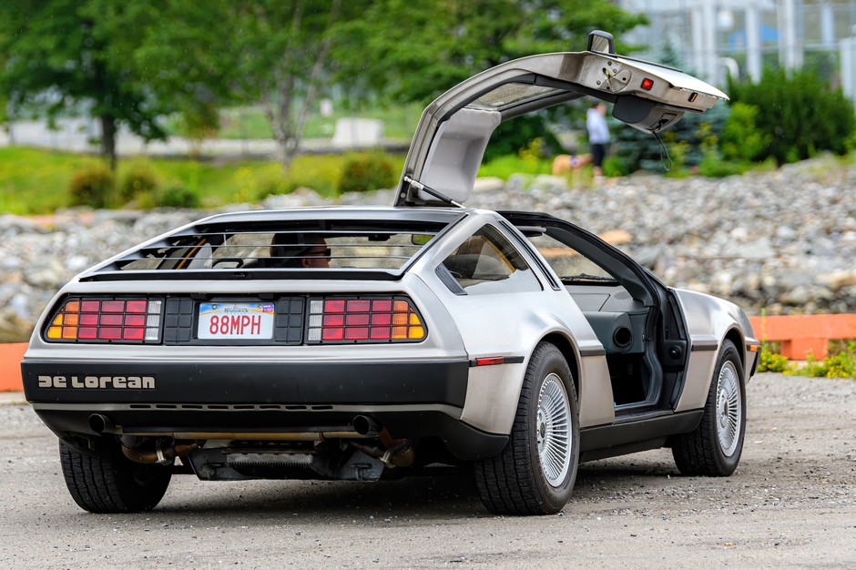 Niezwykłe auta z przeszłości - DMC DeLorean. Niedawno oferta sprzedaży takiego auta po renowacji pojawiła się na Otomoto. Jego sprzedawca wystąpił w filmie "Prawdziwe historie" promującym portal.