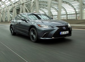 Ten japoński sedan to lek na drogą benzynę. Sprawdziliśmy, ile faktycznie pali