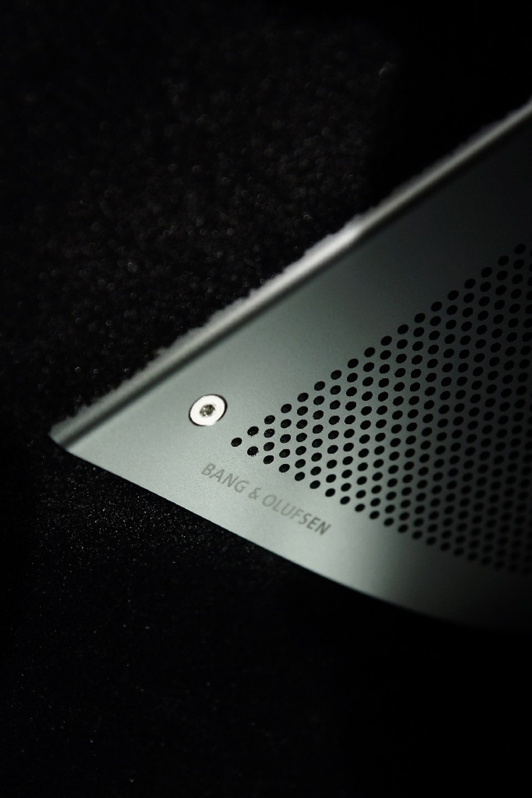 Charakterystyczne maskownice przymocowano m.in. w tunelu centralnym.