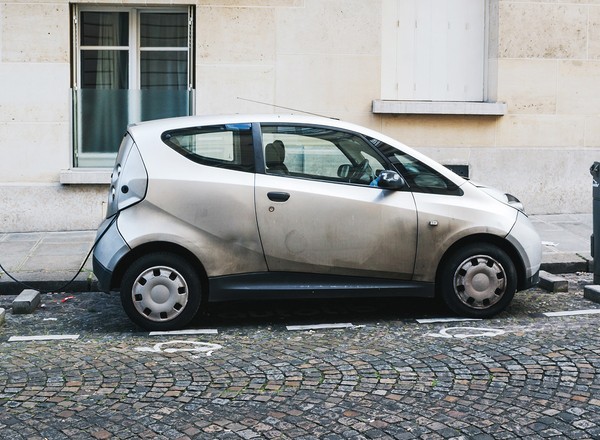 Auta elektryczne po carsharingu, których nikt nie chce. Setki sztuk wrastają w ziemię
