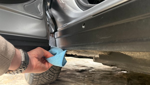 Po zimie warto umyć wewnętrzne płaszczyzny drzwi, zmyć sól z progów oraz listew ochronnych i ozdobnych