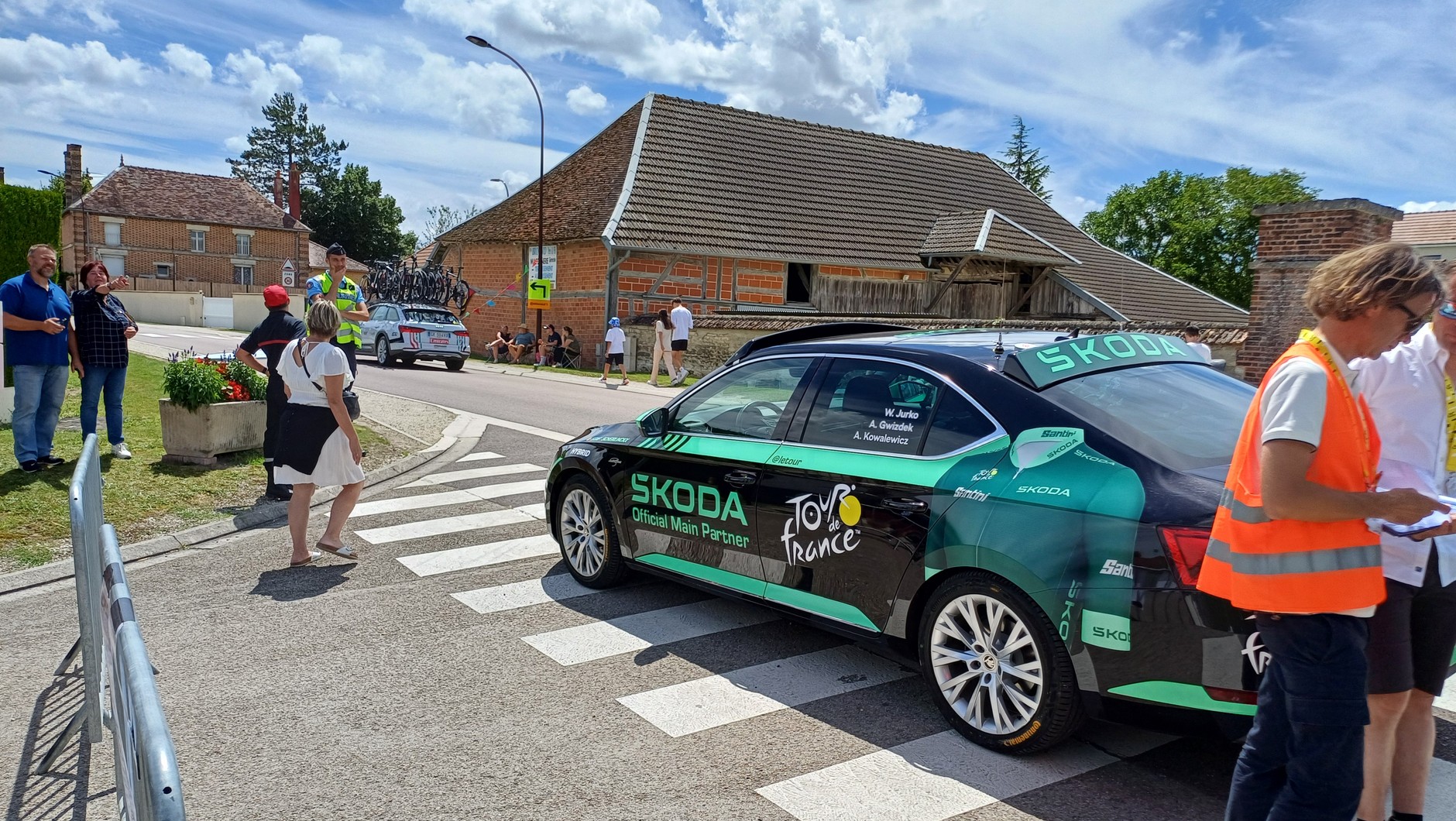 Jeden z samochodów przewożących polskich dziennikarzy