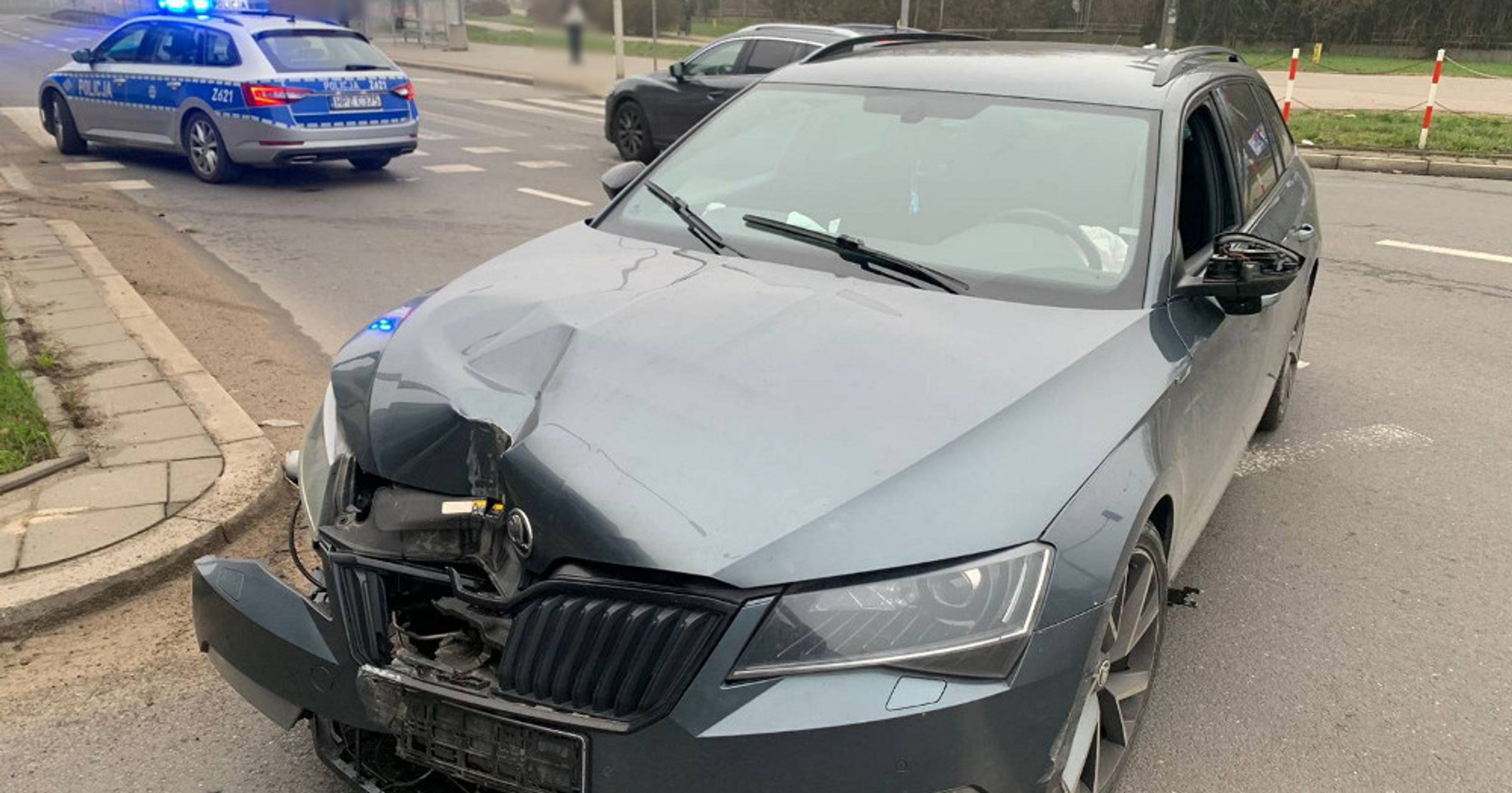 Uderzył w latarnię, mają 3 promile