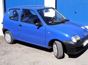 Rekordowe seicento – kierowca wiózł ładunek większy od samochodu!