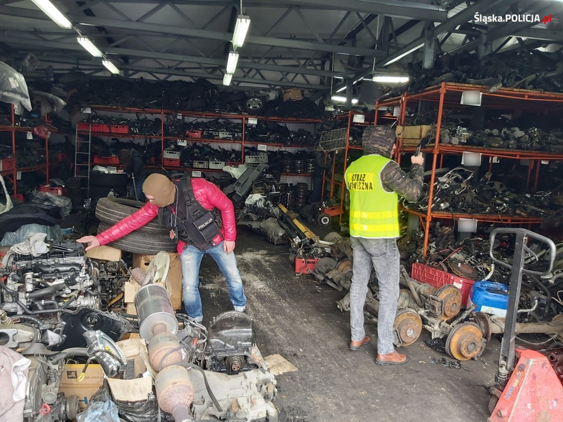 Policja odzyskała części ze skradzionych aut