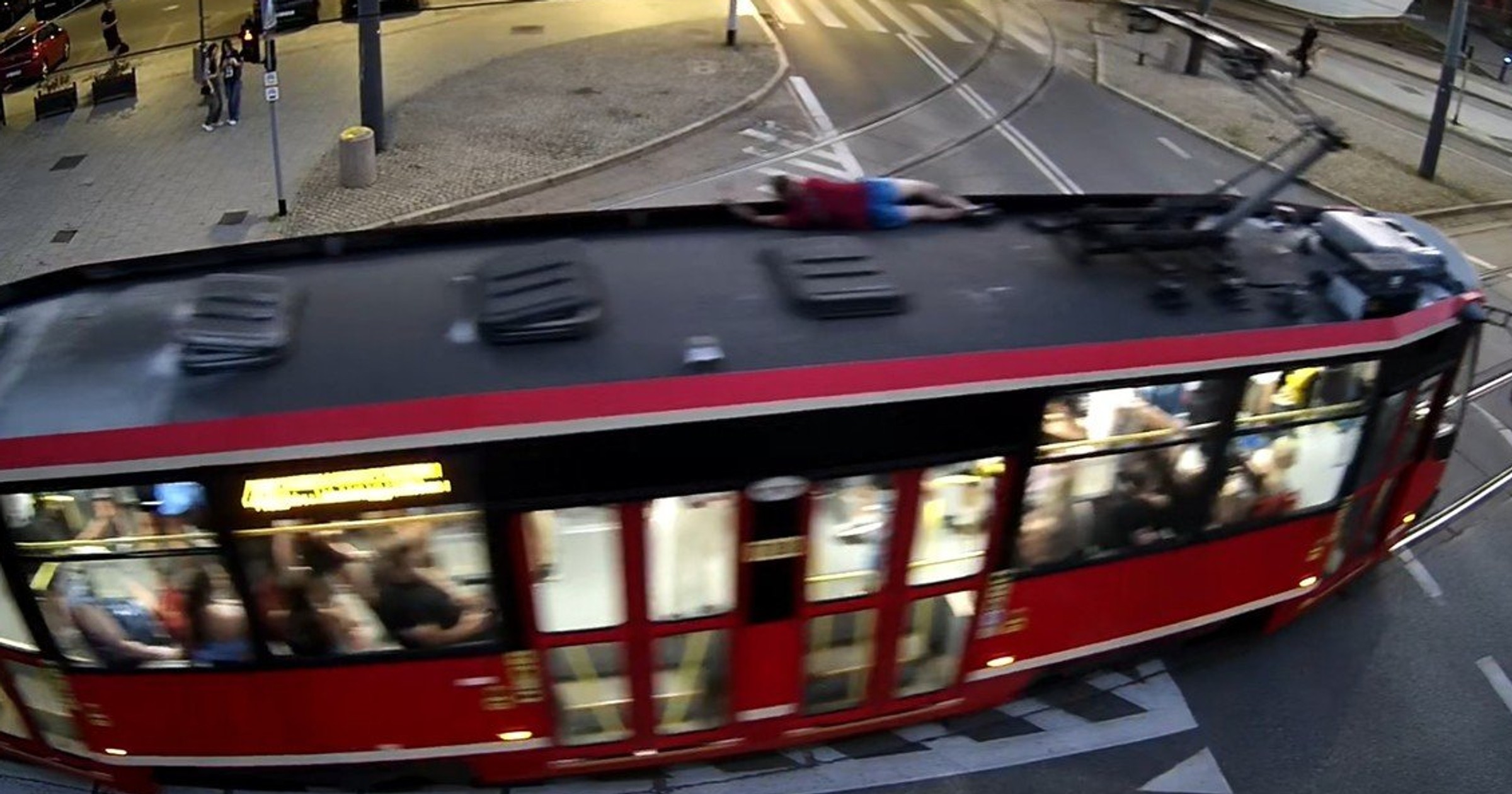 30-latek, który jechał na dachu tramwaju, został ukarany