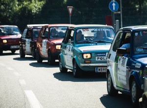 Aż 98 Maluchów wyruszy z Warszawy na wielką wyprawę