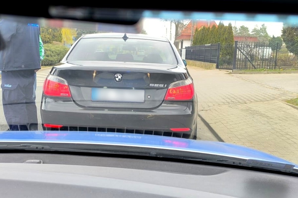 Policjant zwrócił uwagę na tablice BMW. Brakowało oznaczeń i nalepek