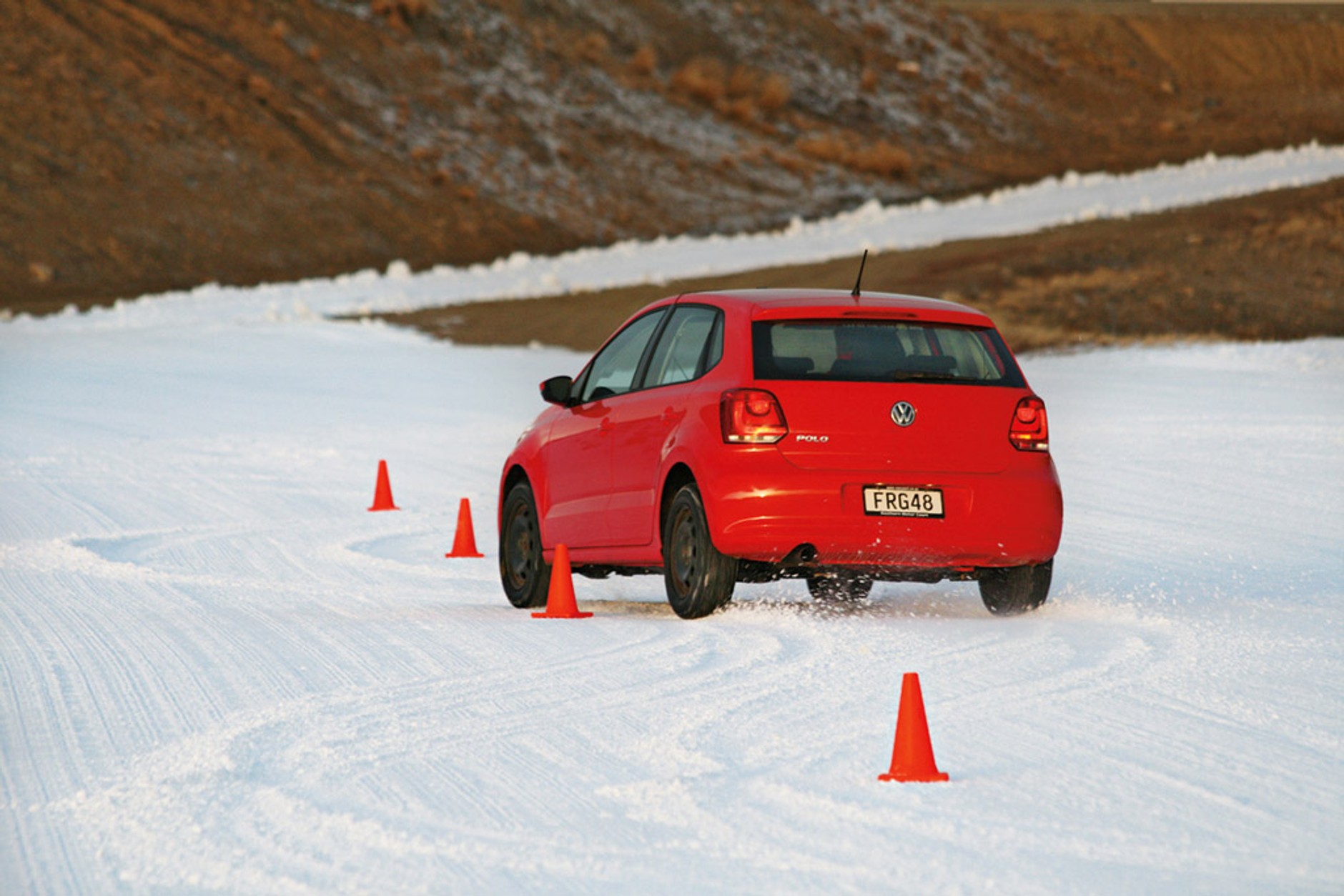 Czy istnieją opony nadające się do jazdy w każdych warunkach pogodowych?