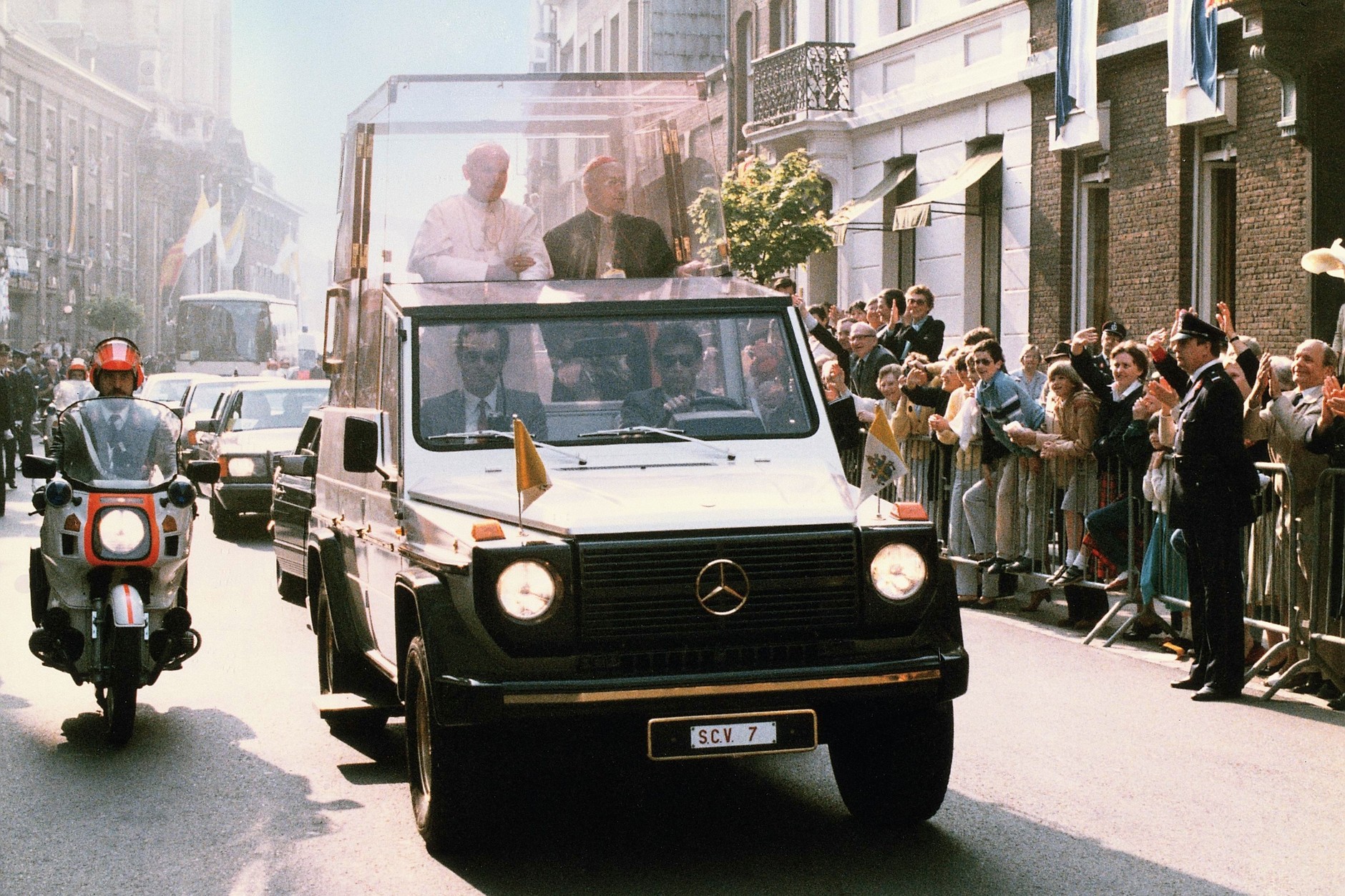 Mercedes 230 G papamobile