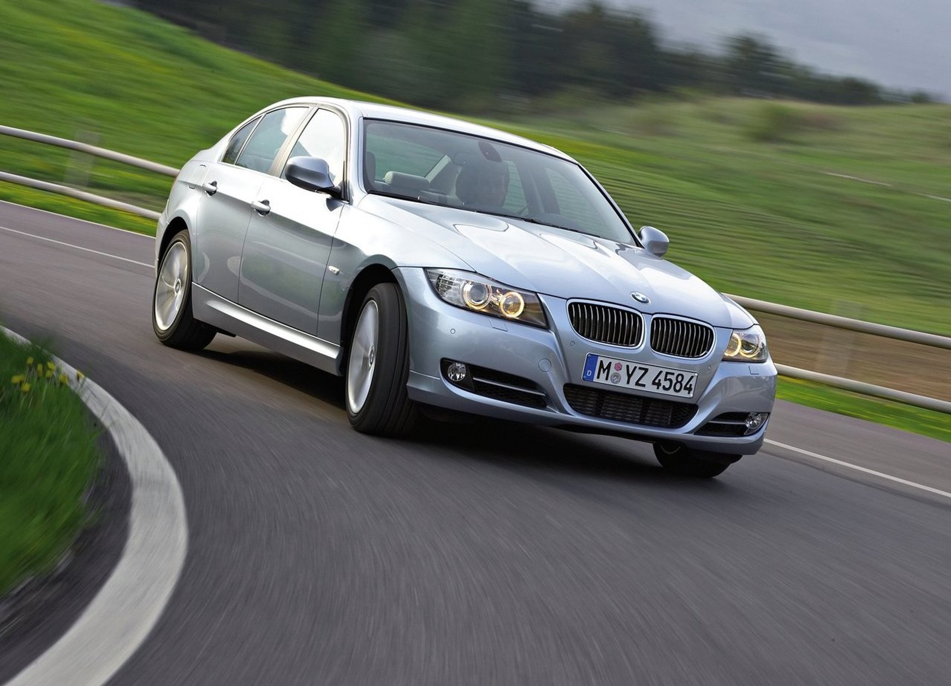 Ok. 13-letnie BMW Serii 3 to zwykle wersja E90, chociaż w 2011 roku debiutowała już wersja F30, produkowana do 2018 roku, której Twój sąsiad raczej nie odróżni od nówki z salonu.