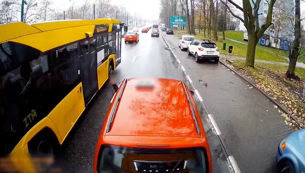 Taksówkarz nagle zahamował przed ciężarówką. Sam na siebie ukręcił bat [WIDEO]