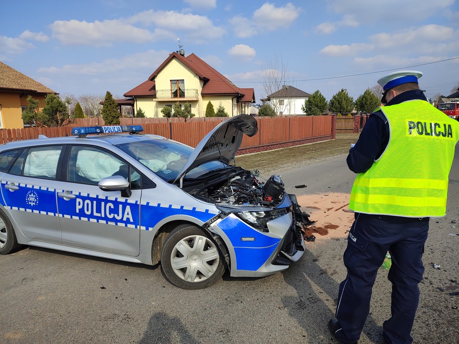Seat zderzył się czołowo z radiowozem – kierowca był pijany
