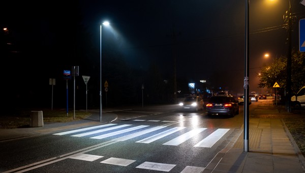 Dwa zdjęcia, na jednym dziecko jest kompletnie niewidoczne. Czy rozwiązaniem jest tylko odblask?