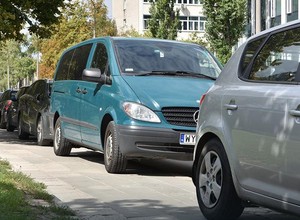 RPO włączył się w sprawę, która może zmienić zasady postoju aut na chodnikach