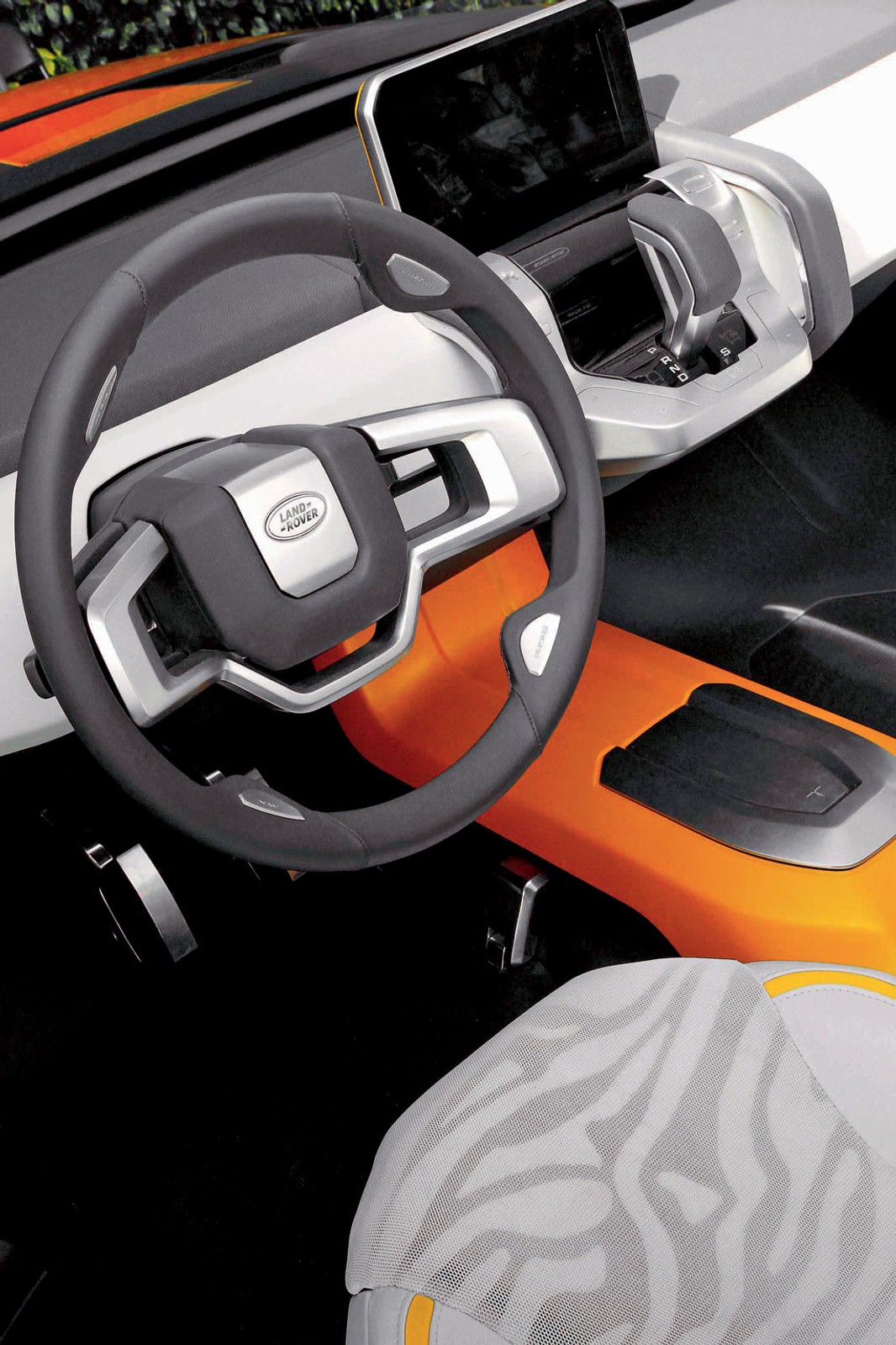 Land Rover DC100 Sport: podróż do przyszłości