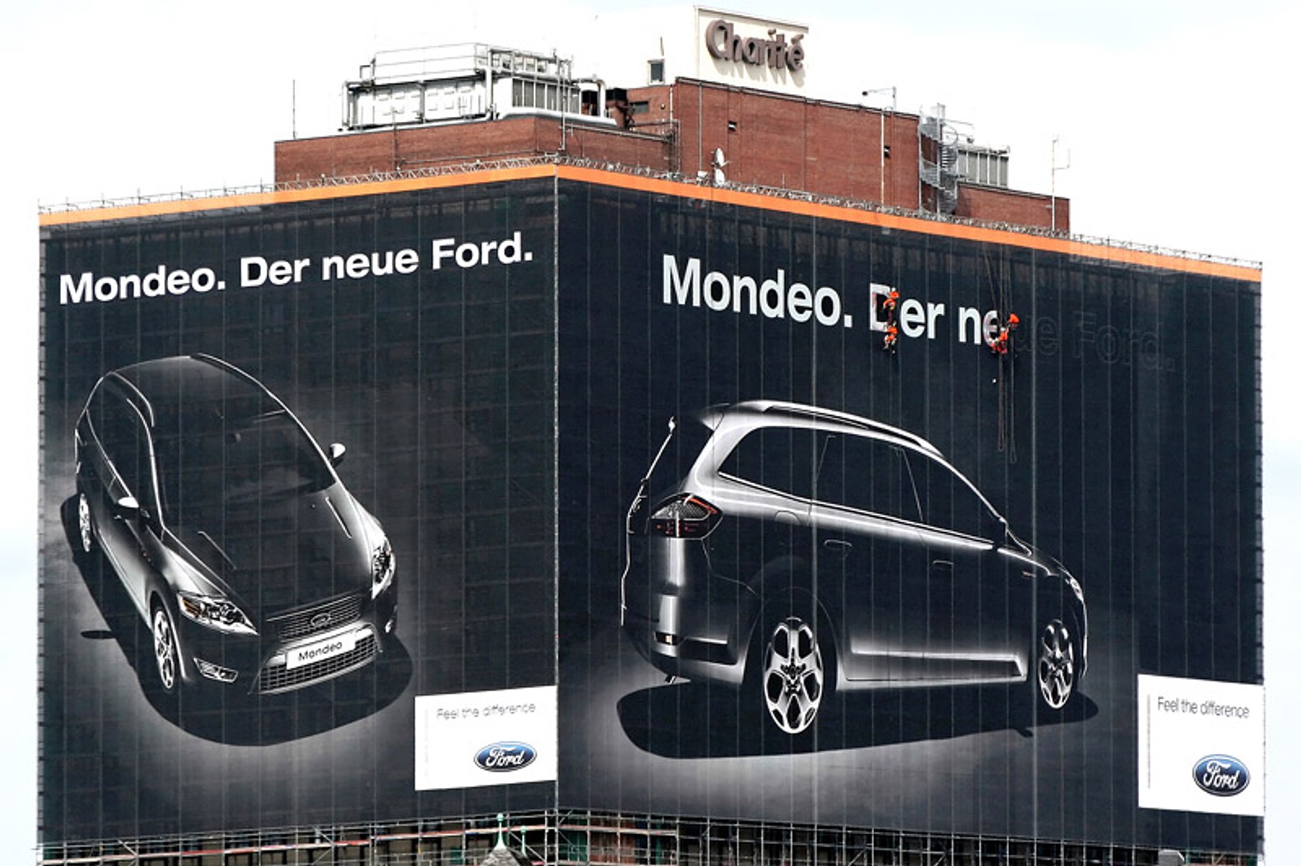 Ogromny billboard nowego Forda Mondeo