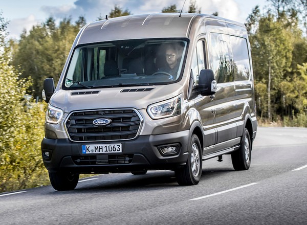 Ford Transit po modernizacji – inny wygląd i "miękka hybryda"