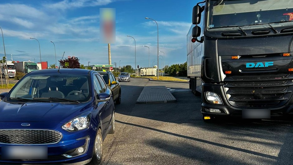 Obraz pochodzący z serwisu https://slaska.policja.gov.pl/kat/informacje/wiadomosci/386505,Policjantki-w-drodze-na-kurs-zatrzymaly-pijanego-kierowce-ciezarowki.html