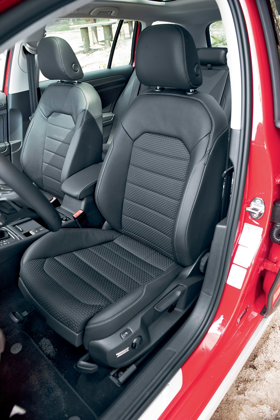 Uterenowione kombi - Seat Leon X-Perience kontra Skoda Octavia Scout i Volkswagen Golf Alltrack