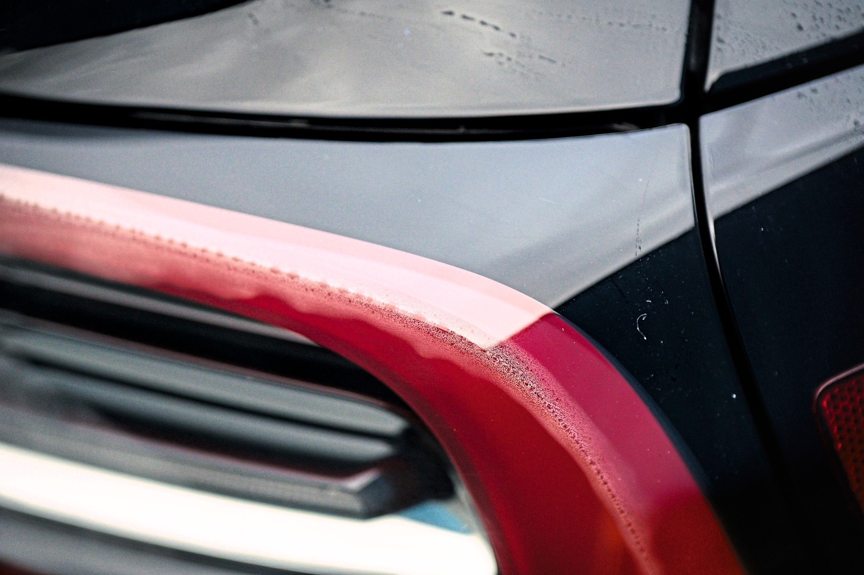 Używana Tesla model Y: woda w lampach, źlespasowane elementy. To nie musi być auto powypadkowe, niektóre Tesle tak mają. 