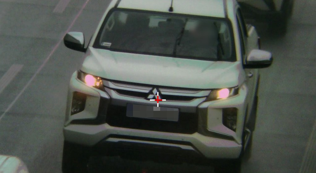 Odleglość między samochodami jest mierzona, a policjanci nakładają spore mandaty